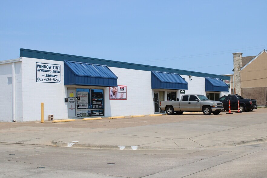 More Photos Of 7723-7729 Maplewood Ave, North Richland Hills Light Distribution For Lease