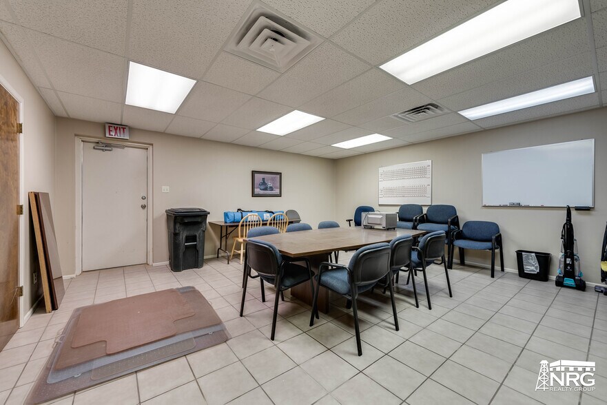 More Photos Of 800 S Meadow Ave, Odessa Warehouse For Sale