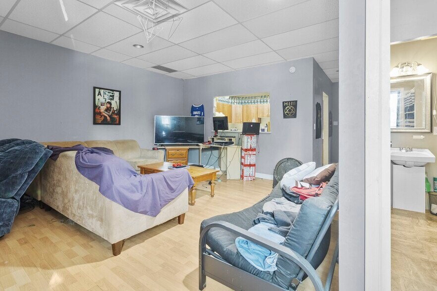 More Photos Of 27 King St E, Brockville General Retail For Sale