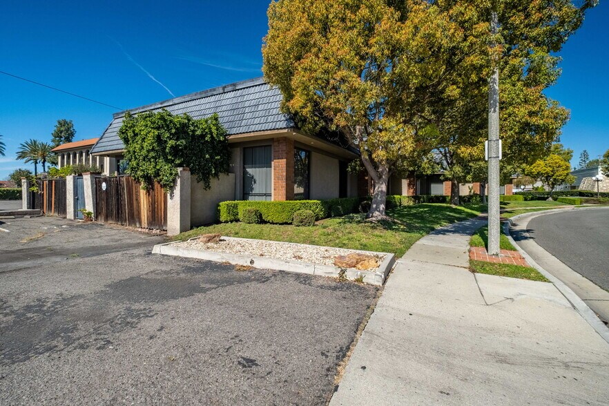 More Photos Of 550 N Golden Circle Dr, Santa Ana Office For Lease