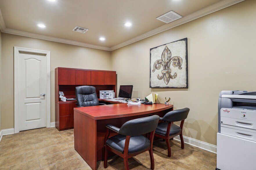 More Photos Of 2501 Florida Ave, Kenner Light Distribution For Sale