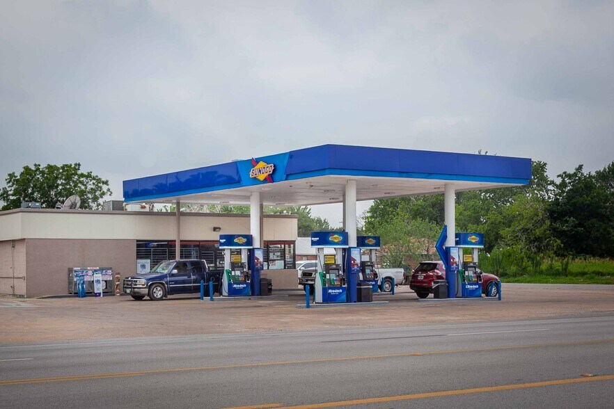 More Photos Of 45 Austin St, Hempstead Service Station For Sale