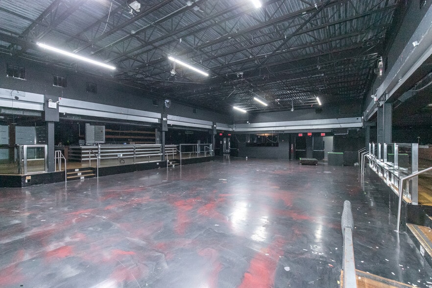 More Photos Of 56-15 Northern Blvd, Woodside Showroom For Sale