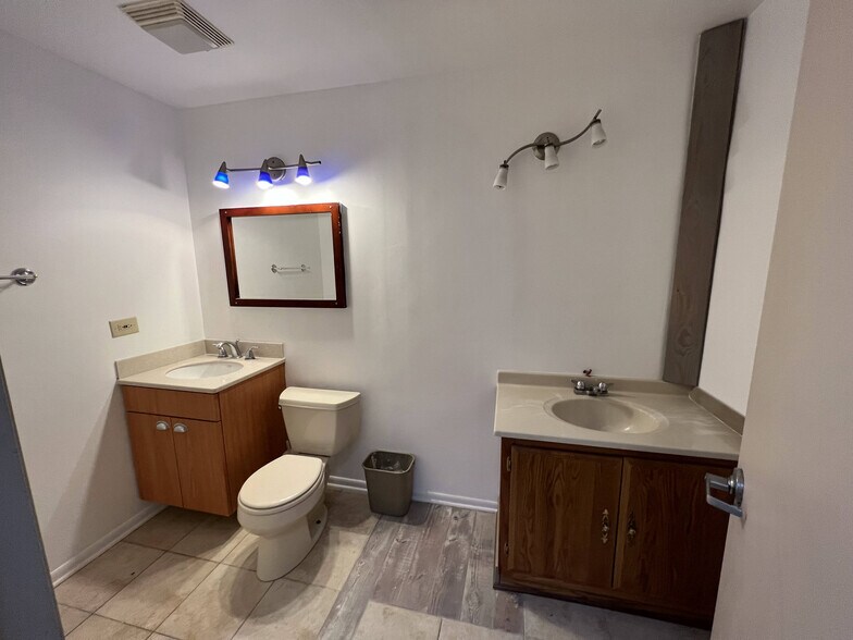 More Photos Of 6575-6577 N Avondale Ave, Chicago Service For Lease