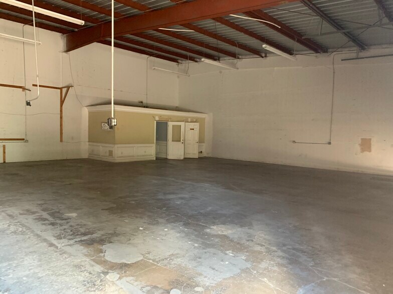 More Photos Of 1109 Tamiami Trl, Port Charlotte Showroom For Lease