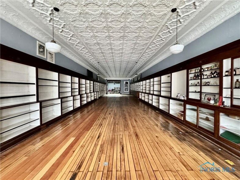 More Photos Of 123 N Michigan Ave, Edgerton Storefront Retail Office For Sale