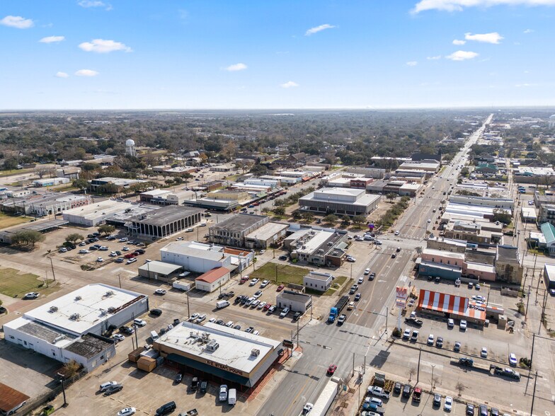 More Photos Of 2015 Avenue F, Bay City Office For Lease