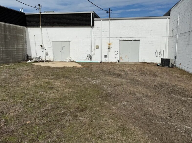 More Photos Of 1443-1445 W Whittaker St, Salem Storefront For Sale