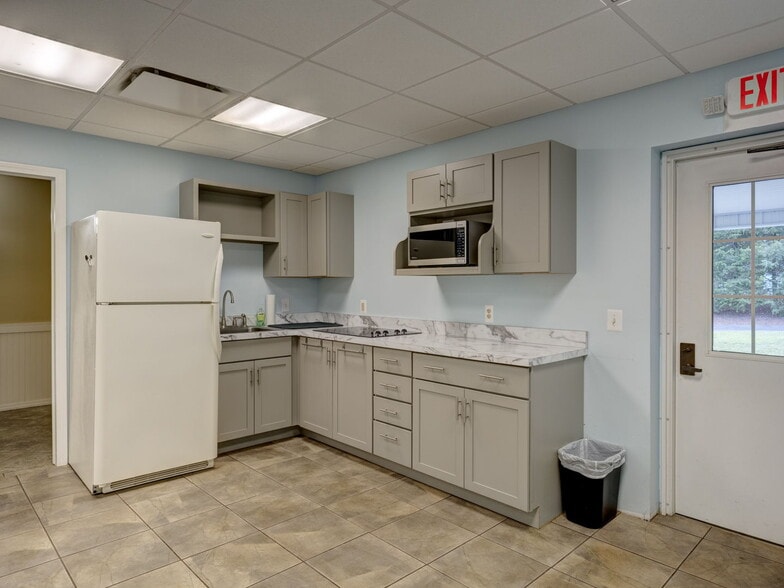 More Photos Of 1 Northgate Dr, Windsor Locks Warehouse For Lease