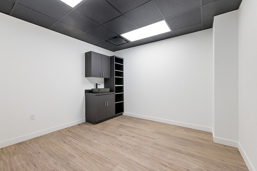 More Photos Of 801-803 W Big Beaver Rd, Troy Office For Lease