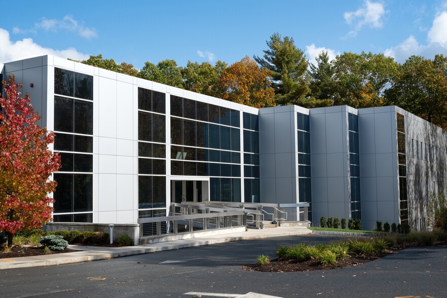 More Photos Of 4 Pond Park Rd, Hingham Office For Lease