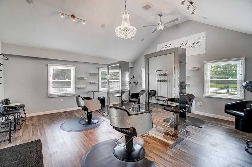 More Photos Of 235 W Franklin St, Centerville Storefront Retail Office For Lease