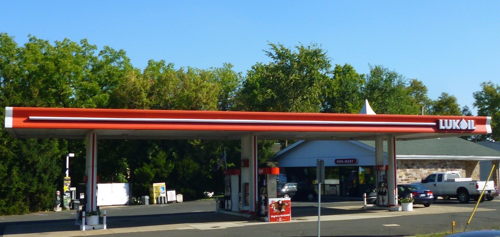 Primary Photo Of 496 Easton Rd, Horsham Service Station For Lease