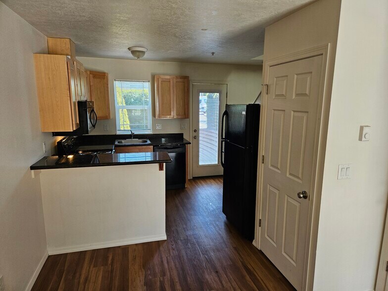 More Photos Of 540 W 3rd Ave, Junction City Apartments For Sale