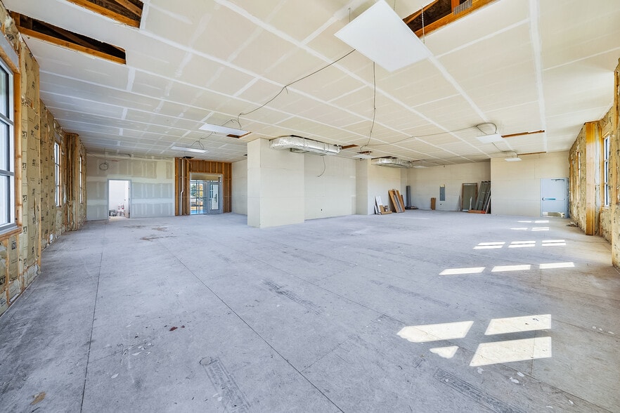 More Photos Of 4801 Biddle Rd, Central Point Office For Lease