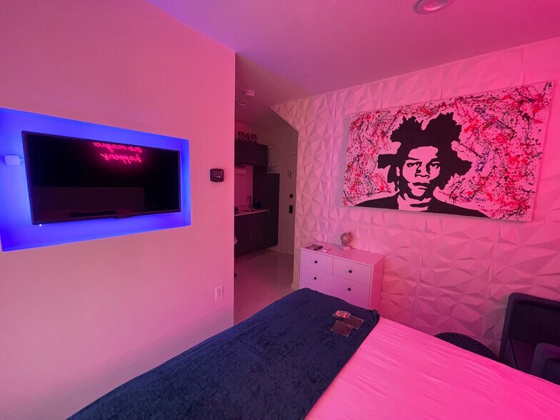 More Photos Of 1829 Fillmore St, Hollywood Hotel For Sale