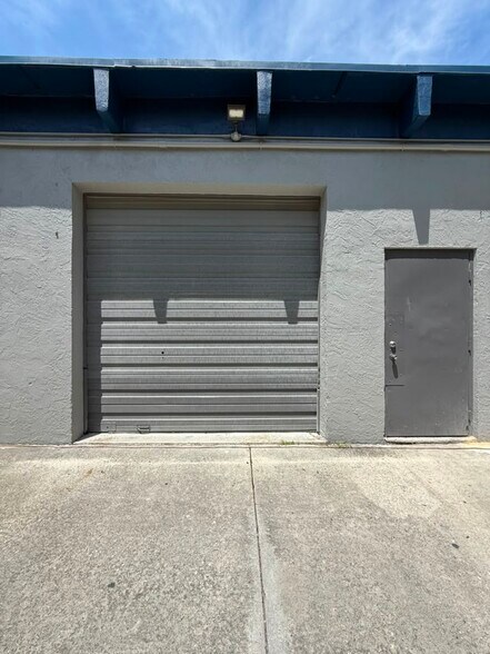 More Photos Of 3273-3289 Lake Worth Rd, Palm Springs Warehouse For Lease