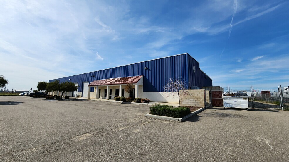 More Photos Of 4834-4838 Burr St, Bakersfield Showroom For Lease