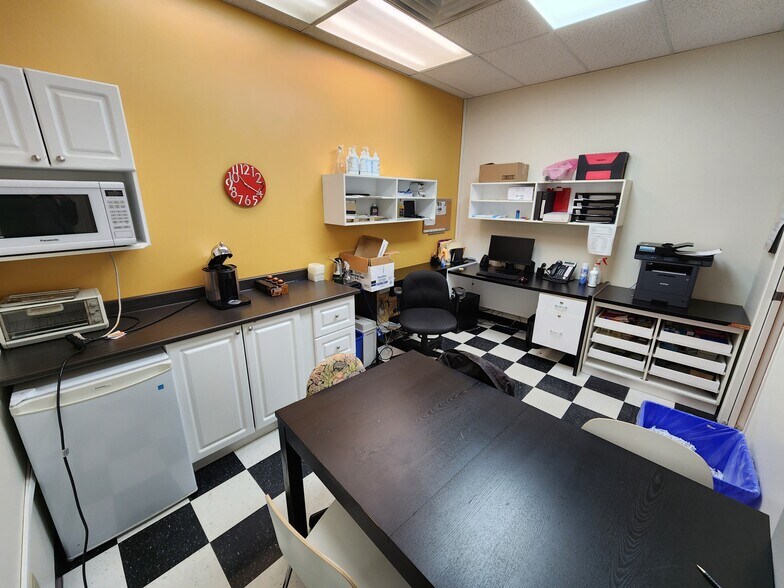 More Photos Of 135 Av 25e, St-Eustache Storefront For Lease