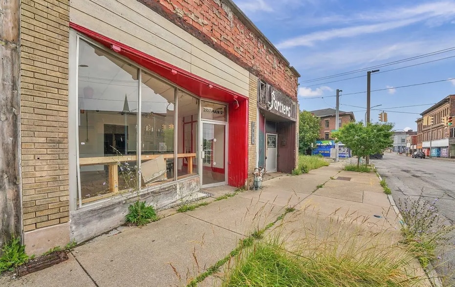 More Photos Of 2107 Main St, Niagara Falls Bar For Sale