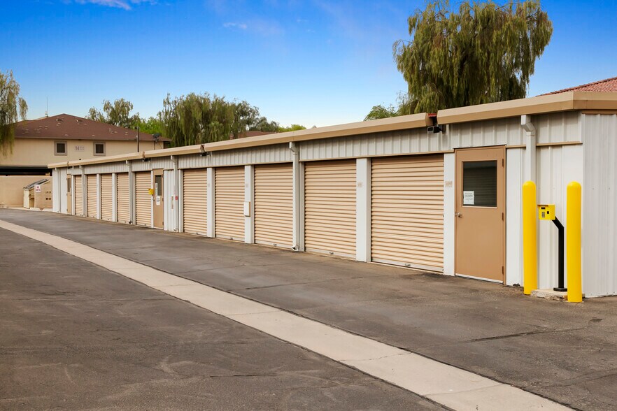 More Photos Of 13551 W Glendale Ave, Glendale Self Storage For Sale