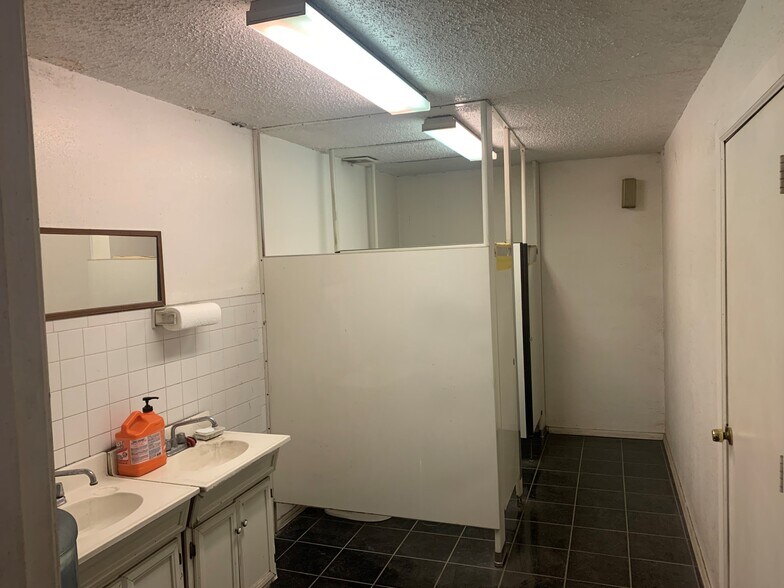 More Photos Of 2403 Community Dr, Dallas Auto Repair For Sale