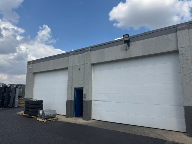 Primary Photo Of 15W740 Frontage Rd, Willowbrook Warehouse For Lease
