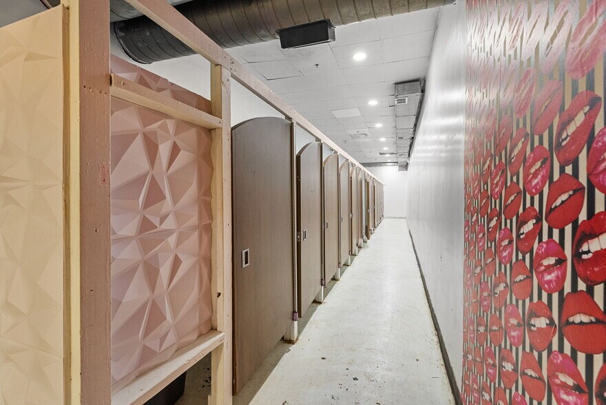 More Photos Of 13087 Hwy 271 N, Tyler Bar For Sale