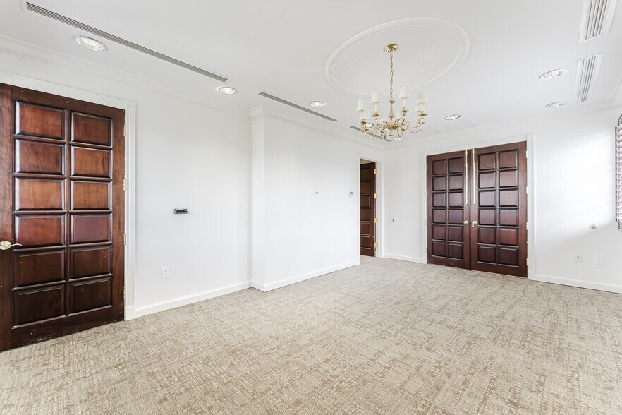 More Photos Of 420 Royal Palm Way, Palm Beach Office For Lease