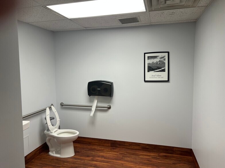 More Photos Of 1800 S Elm Pl, Broken Arrow Bank For Lease