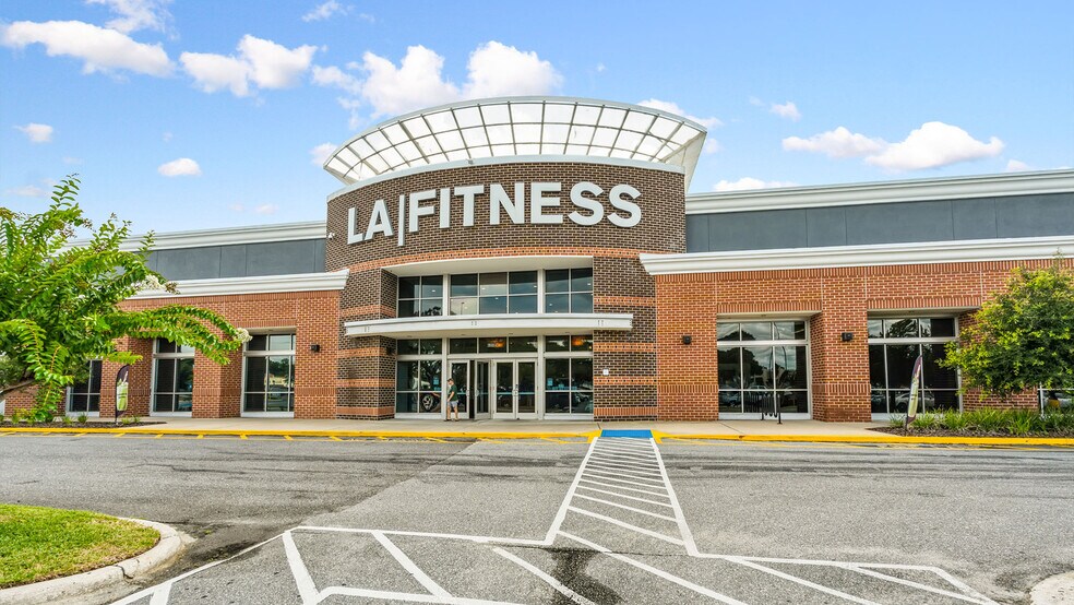 More Photos Of 8110 Blanding Blvd, Jacksonville Freestanding For Lease