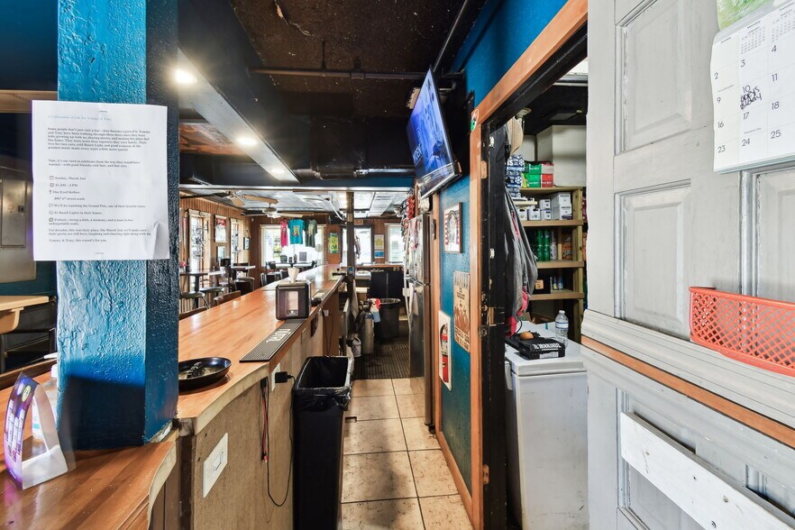 More Photos Of 3007 6th St S, Saint Petersburg Bar For Sale