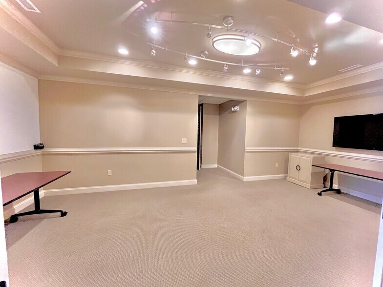 More Photos Of 68 Pointe Cir, Greenville Office For Lease