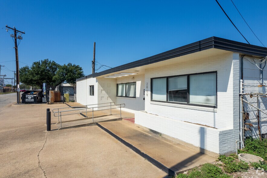 More Photos Of 2930 W Pafford St, Fort Worth Unknown For Lease