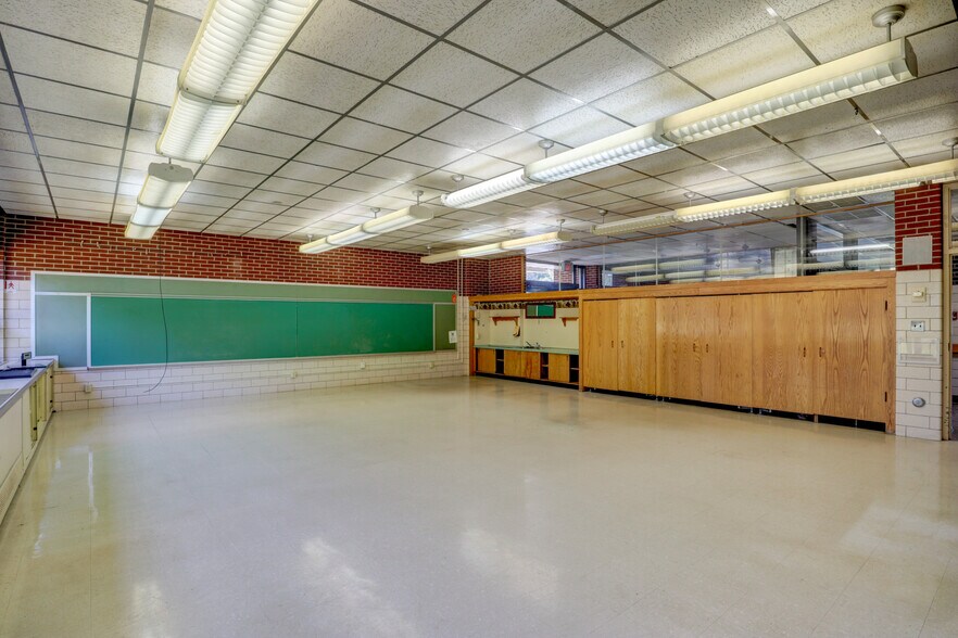 More Photos Of 4960 Hill Rd, Kennedy Schools For Lease