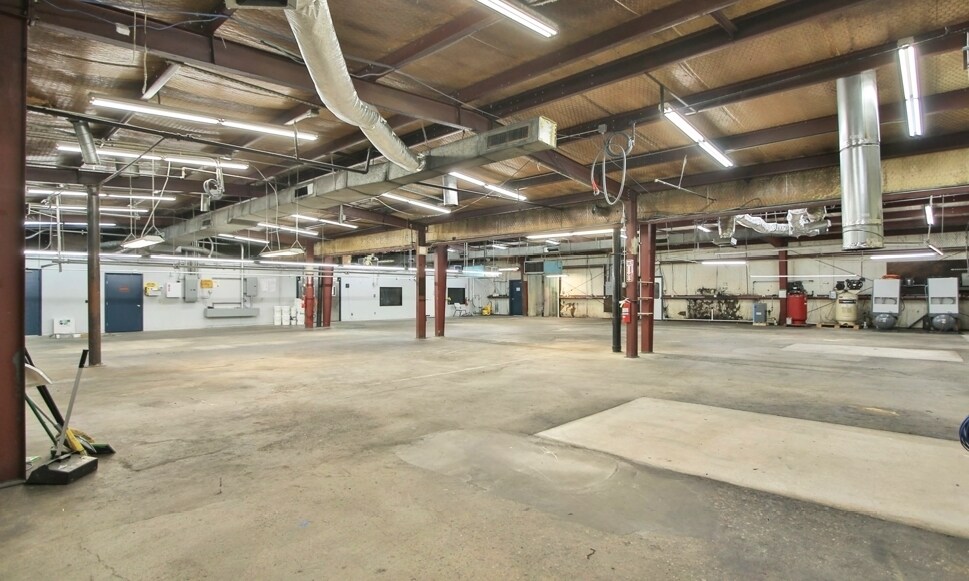 More Photos Of 4303 Southerland Rd, Houston Warehouse For Sale