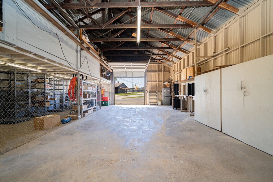 More Photos Of 118 Industrial Blvd, Kilgore Flex For Lease