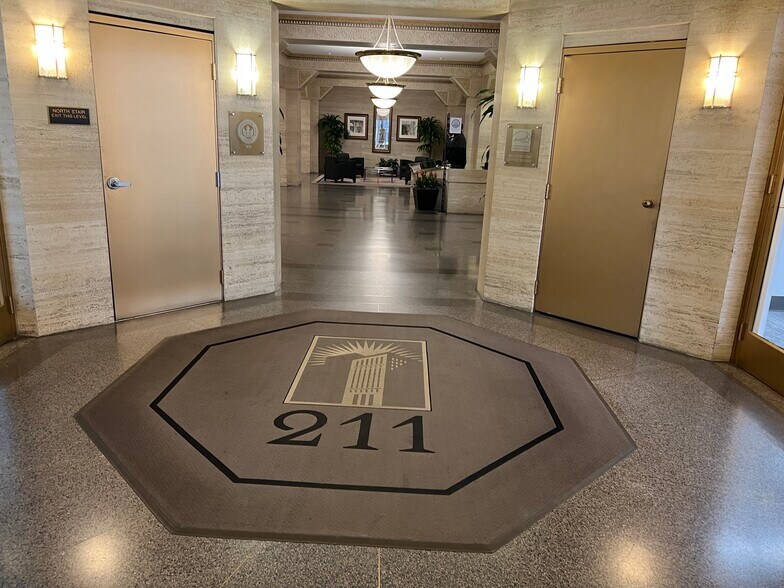 More Photos Of 211 W Wacker Dr, Chicago Office For Lease