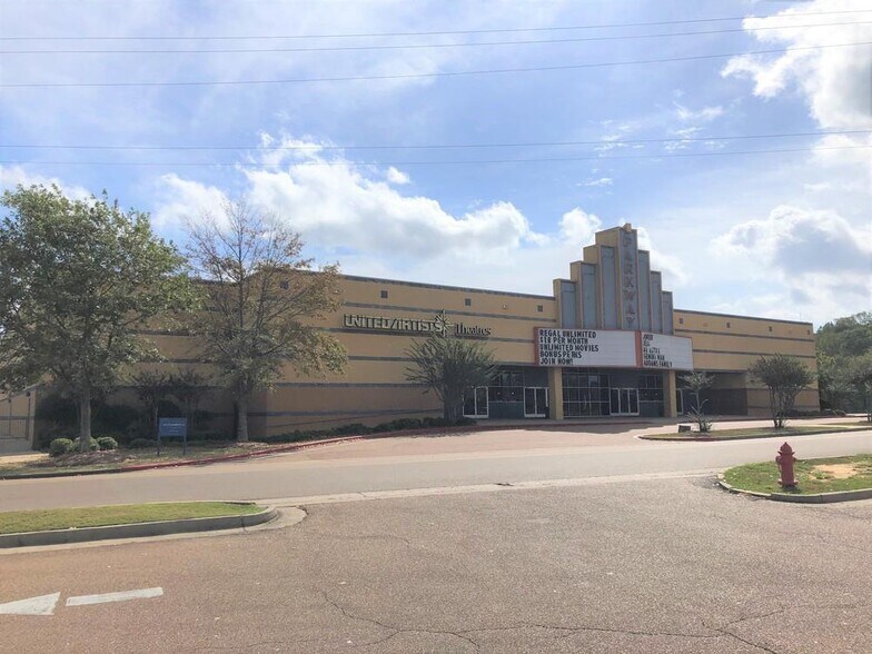 More Photos Of 1075 Parkway Blvd, Flowood Movie Theatre For Lease