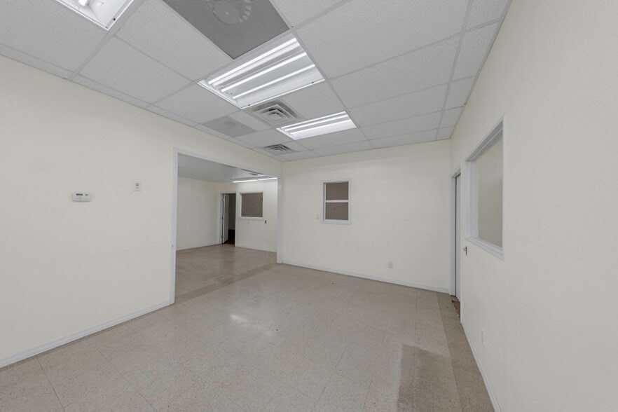 More Photos Of 565 Frederica Ln, Dunedin Warehouse For Lease