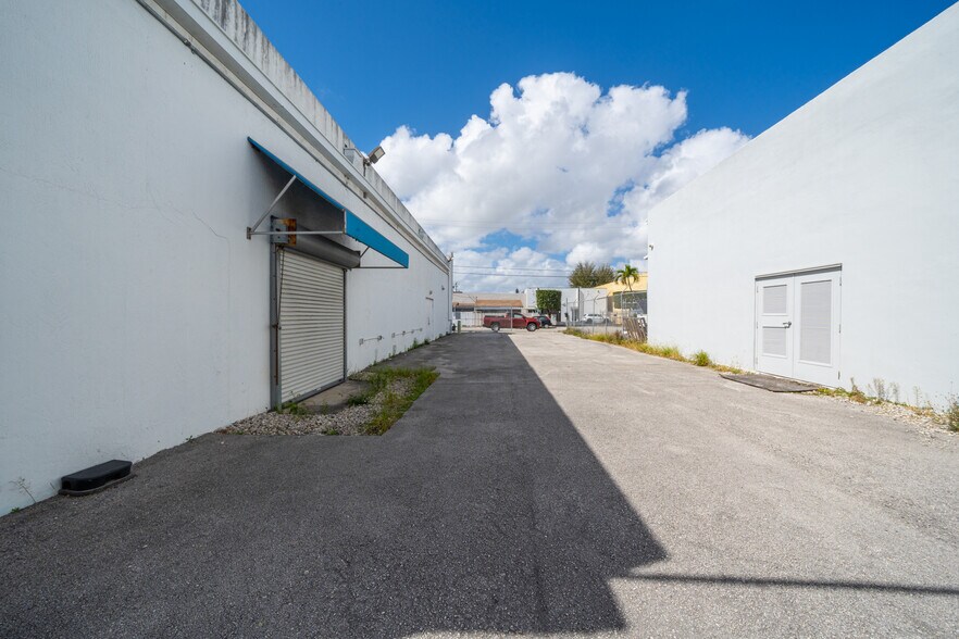 More Photos Of 2585 NW 21st Ter, Miami Warehouse For Lease