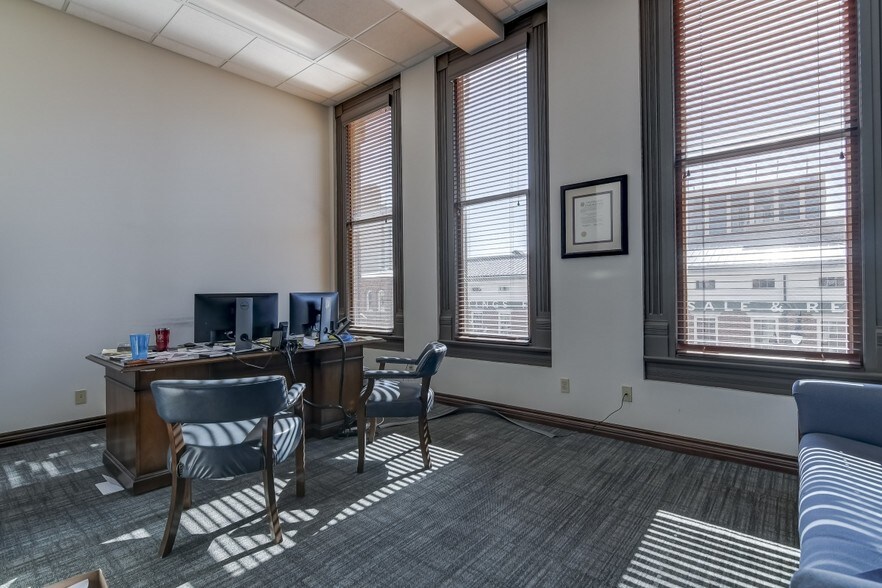 More Photos Of 200 S 6th St, Springfield Office For Lease