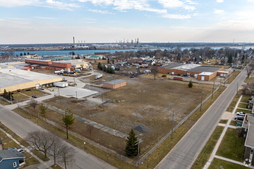 More Photos Of 2500 Moak St, Port Huron Unknown For Lease