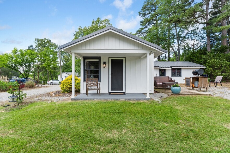 More Photos Of 10897 AR-5, Salesville Hotel For Sale