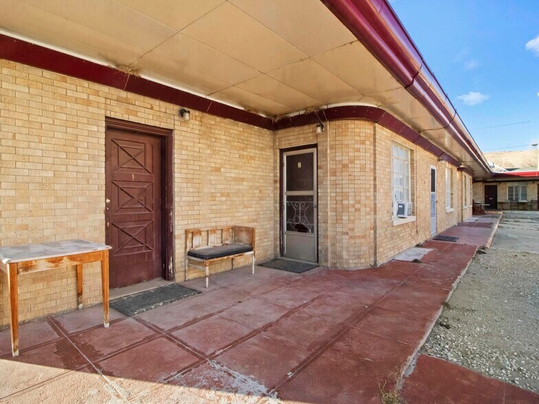 More Photos Of 905 W Spruce St, Rawlins Hotel For Sale