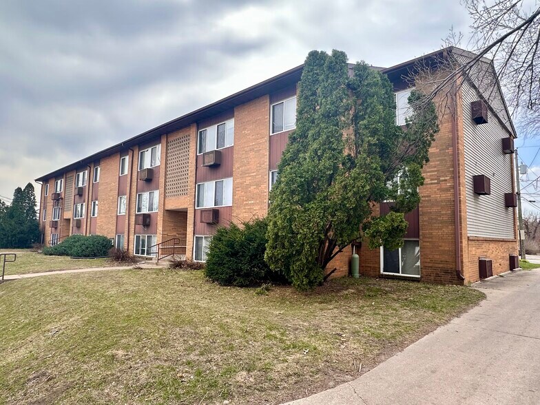 More Photos Of 220 28th Street Dr SE, Cedar Rapids Apartments For Sale