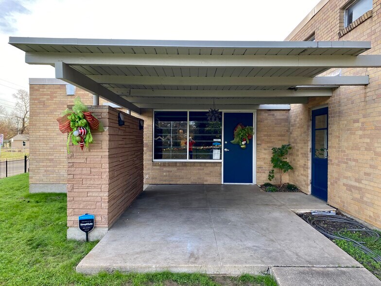 More Photos Of 4114 Frank St, Dallas Light Distribution For Sale