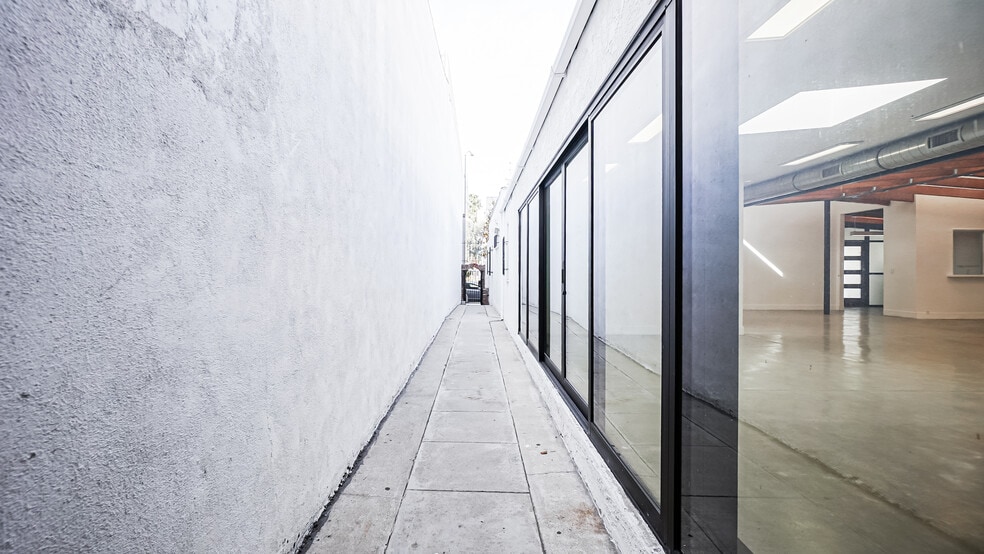 More Photos Of 1020 Pico Blvd, Santa Monica Storefront Retail Office For Sale