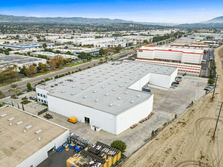 More Photos Of 4850-4852 E La Palma, Anaheim Warehouse For Lease