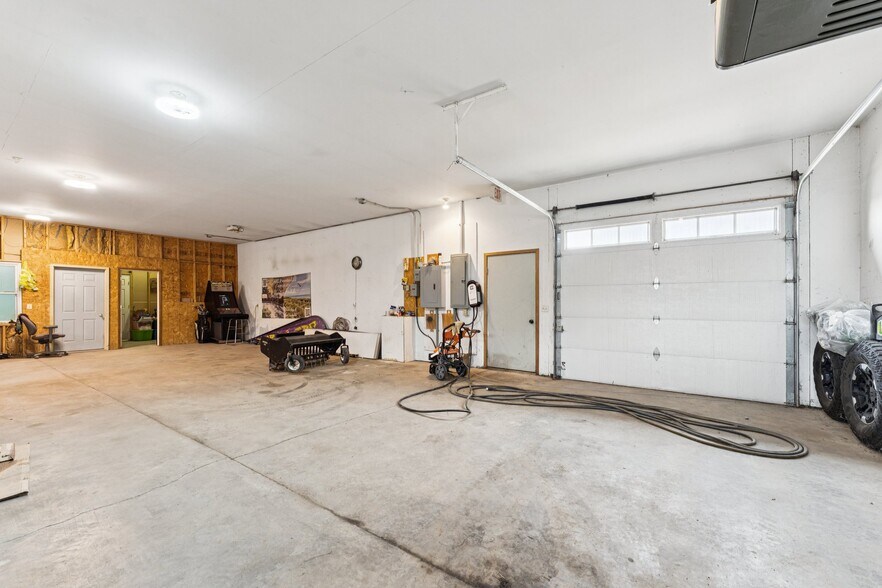 More Photos Of 630 W Elkhorn St, Arlington Freestanding For Sale